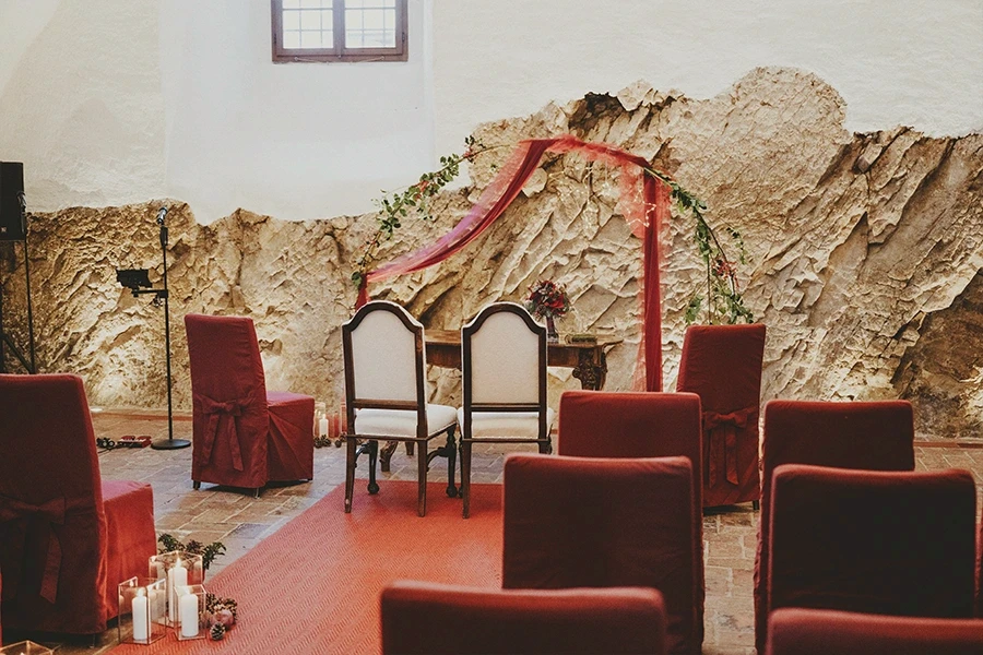 tassilo-saal_all-red-seitlich-mittig