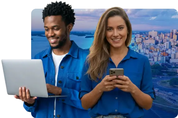 Duas pessoas lado a lado utilizando notebook e smartphone