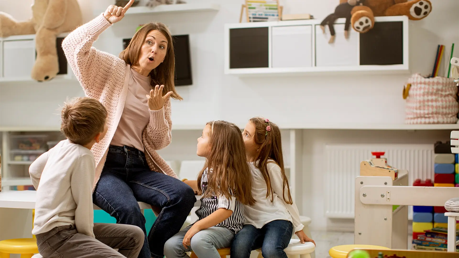 Lektorka při práci s dětmi. Podpora rozvoje a diagnostika talentů už od předškolního věku.