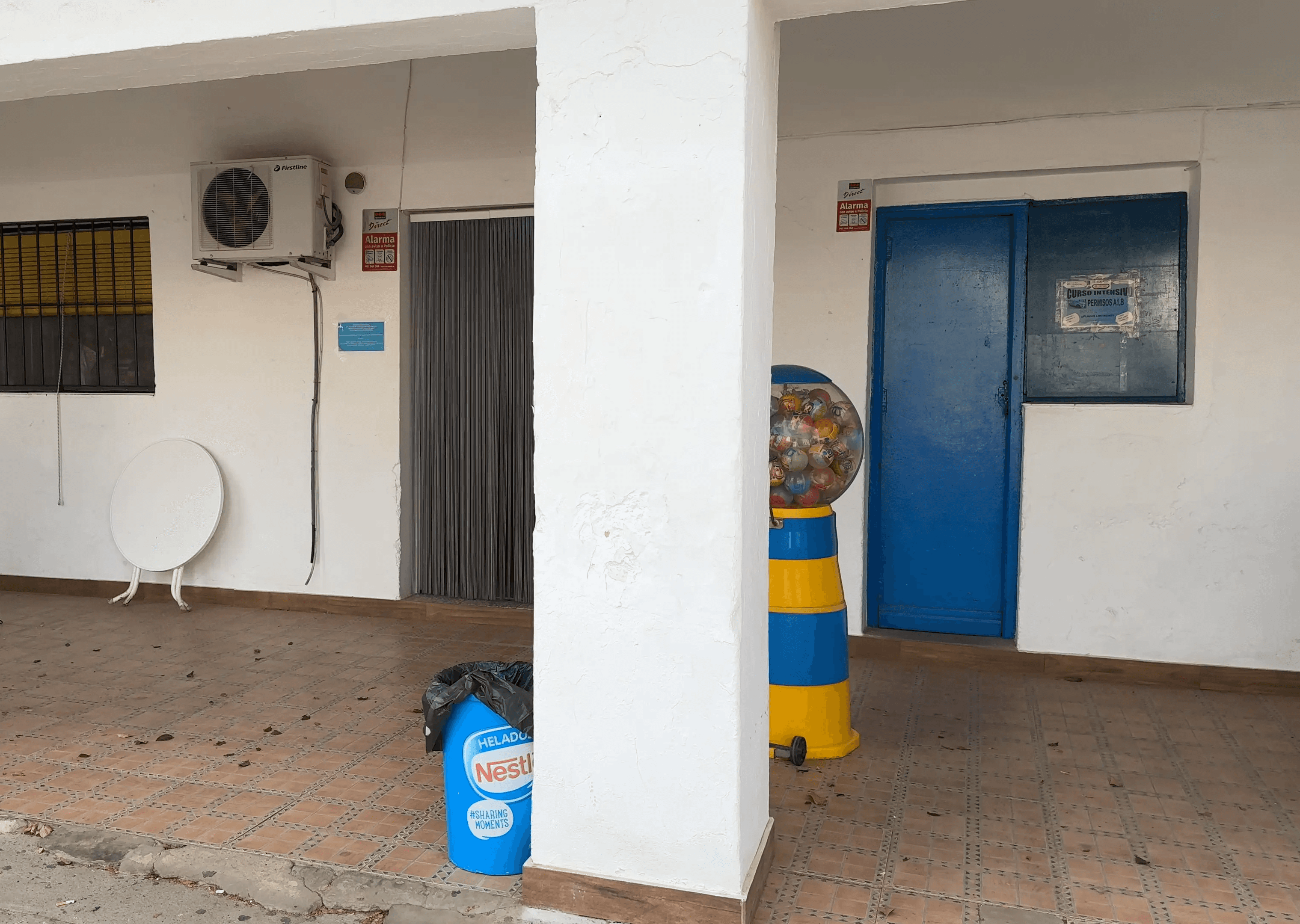 Variedad de refrescos y bebidas disponibles en La Tienda de Manu, el rincón dulce de Guadajira.