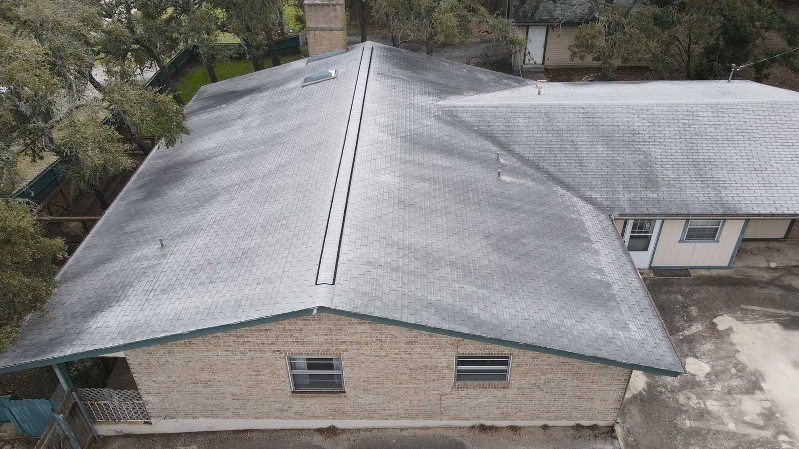 Before replacement: earlier roofing on the same home.