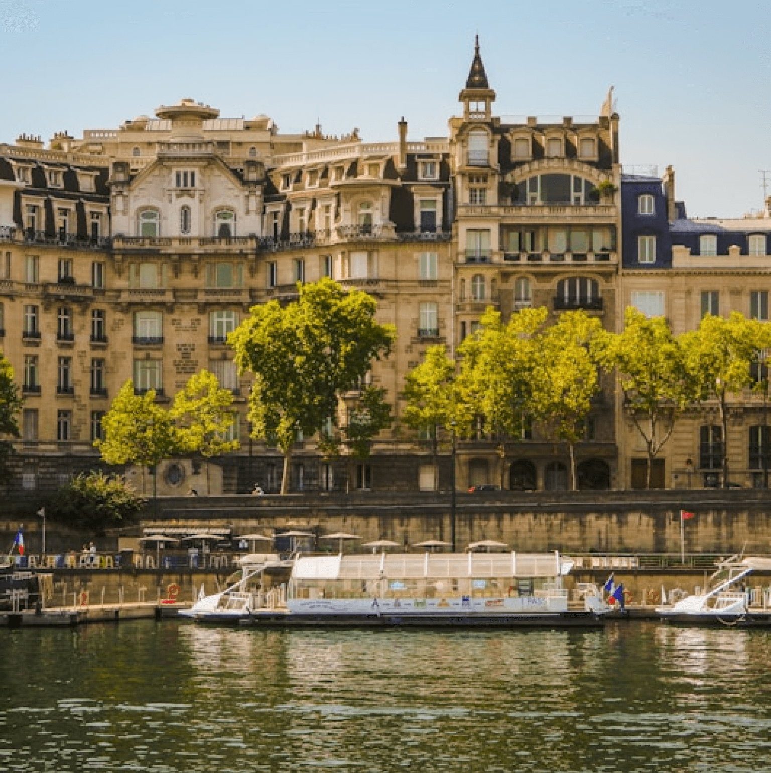 Vue sur bâtiments élégants en bord de Seine – cadre premium dans une ville européenne touristique