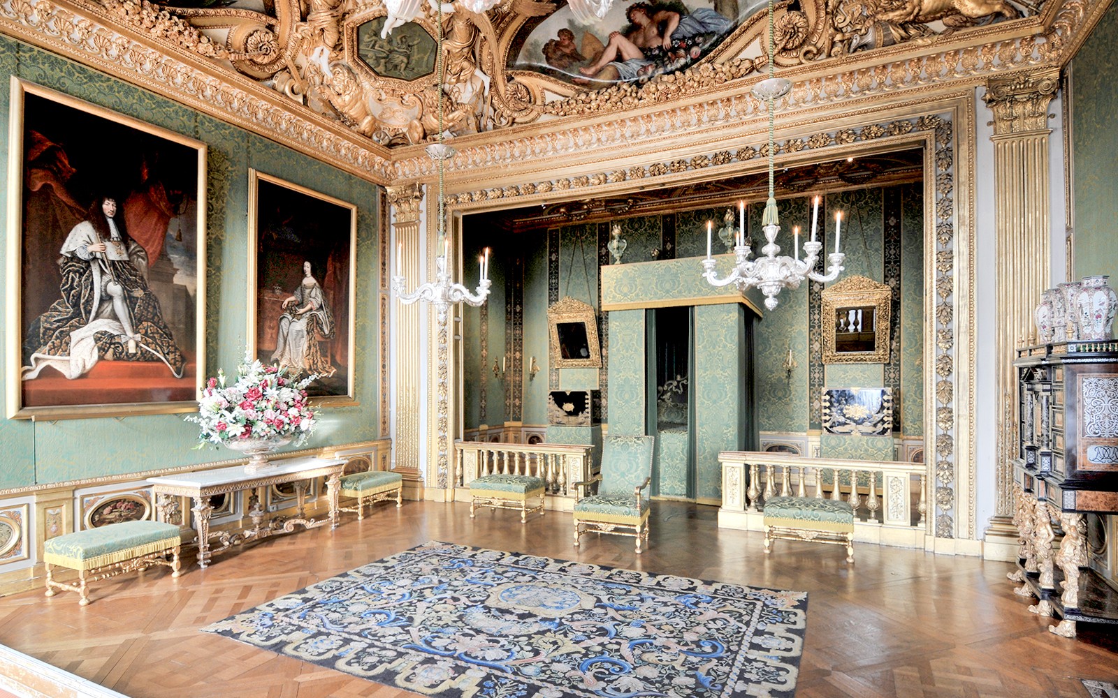 在一日游中参观沃子城堡的内部，欣赏华丽的装饰和画作。