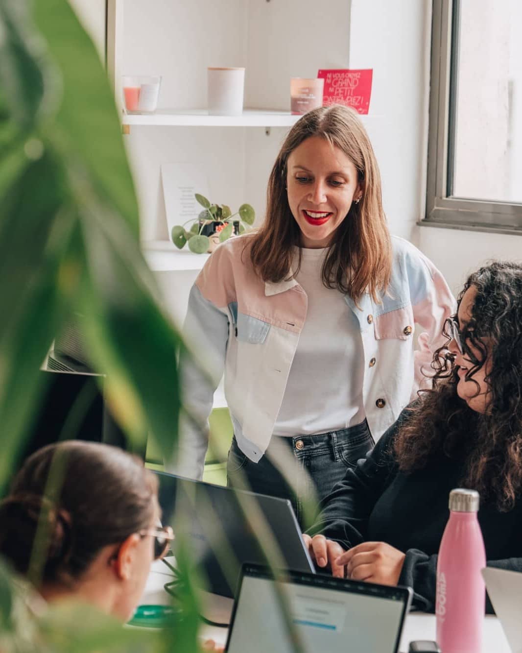 Photo de la chargée de communication souriante