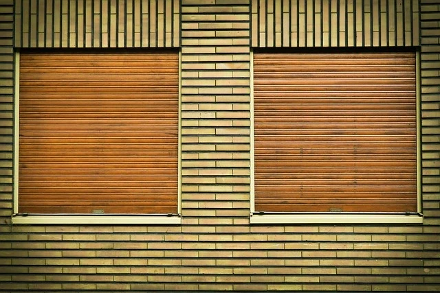 Fachada de vivienda con las persianas bajadas en dos ventanas, la imagen típica de una casa cerrada y vacía durante las vacaciones de verano y uno de los principales objetivos de los robos en julio.