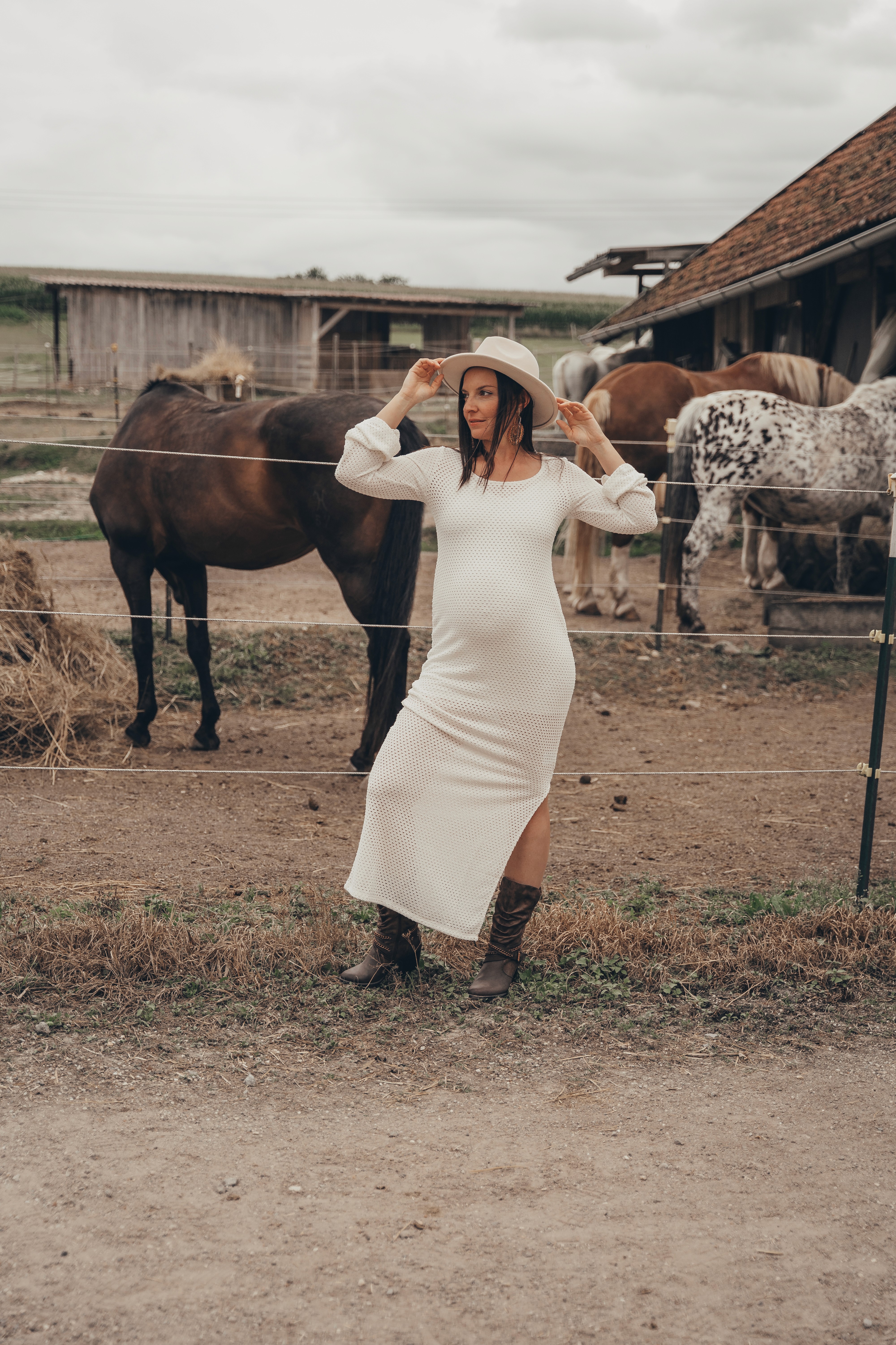 Kreatives Portrait Shooting in Bogen – Frau im weißen Kleid bei natürlicher Outdoor Fotografie.