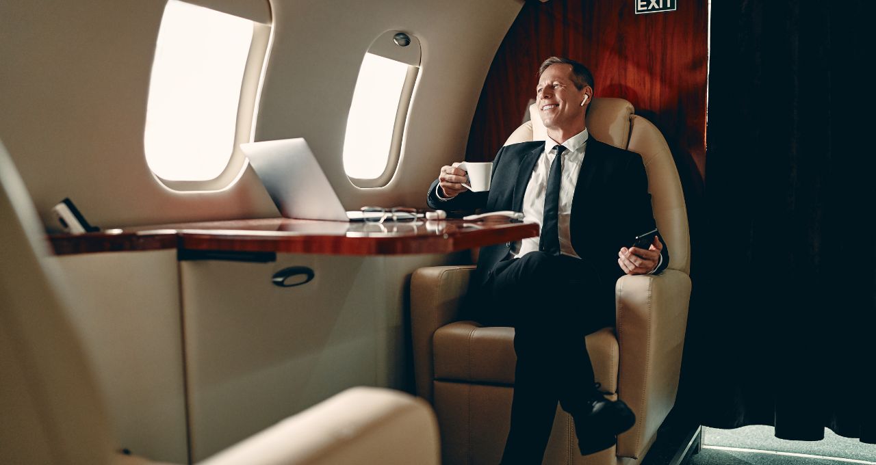 Ejecutivo decansando en el jet