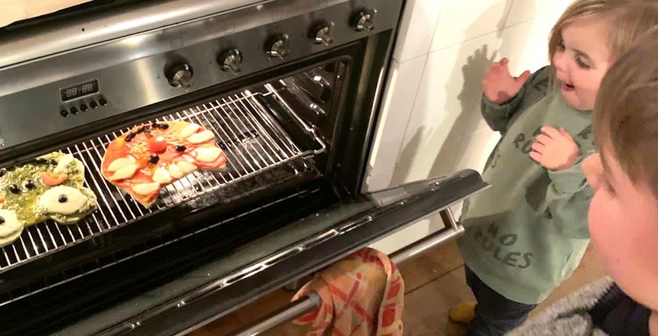 Make pizza yourself with the babysitter