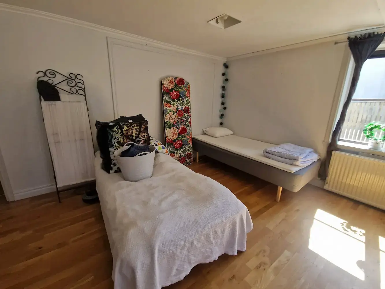 Iordningställda sängar i ett lugnt och rent rum.