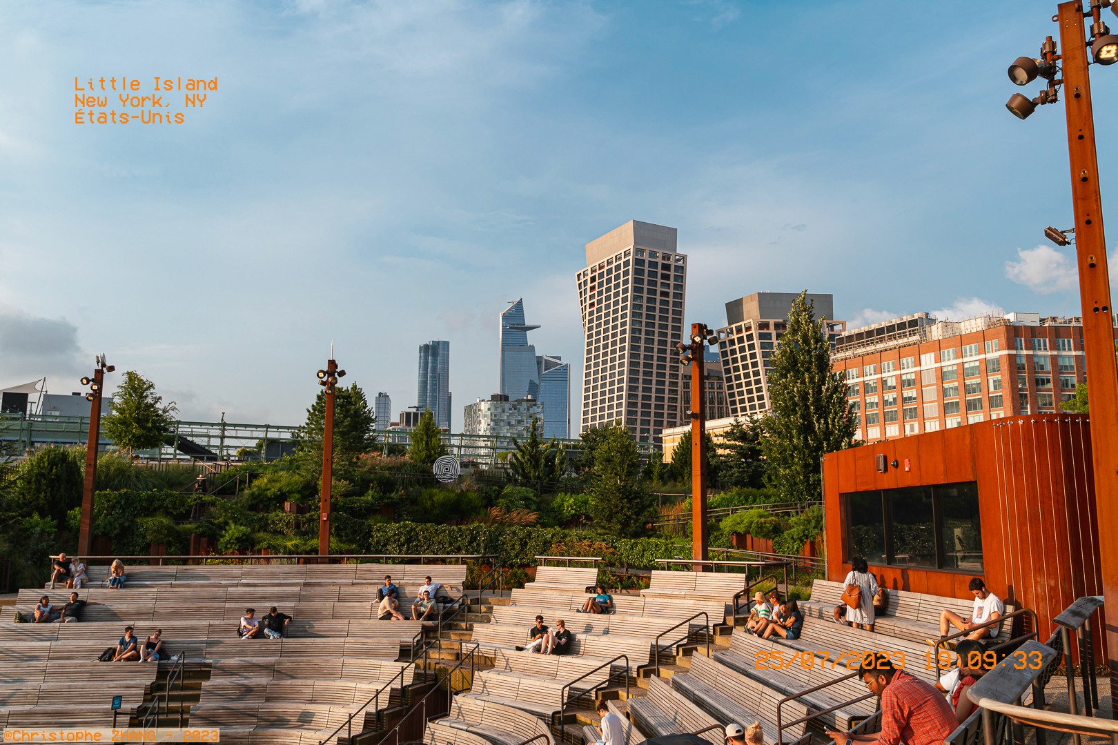 Amphithéâtre en plein air sur Little Island, avec vue sur les gratte-ciels de New York.