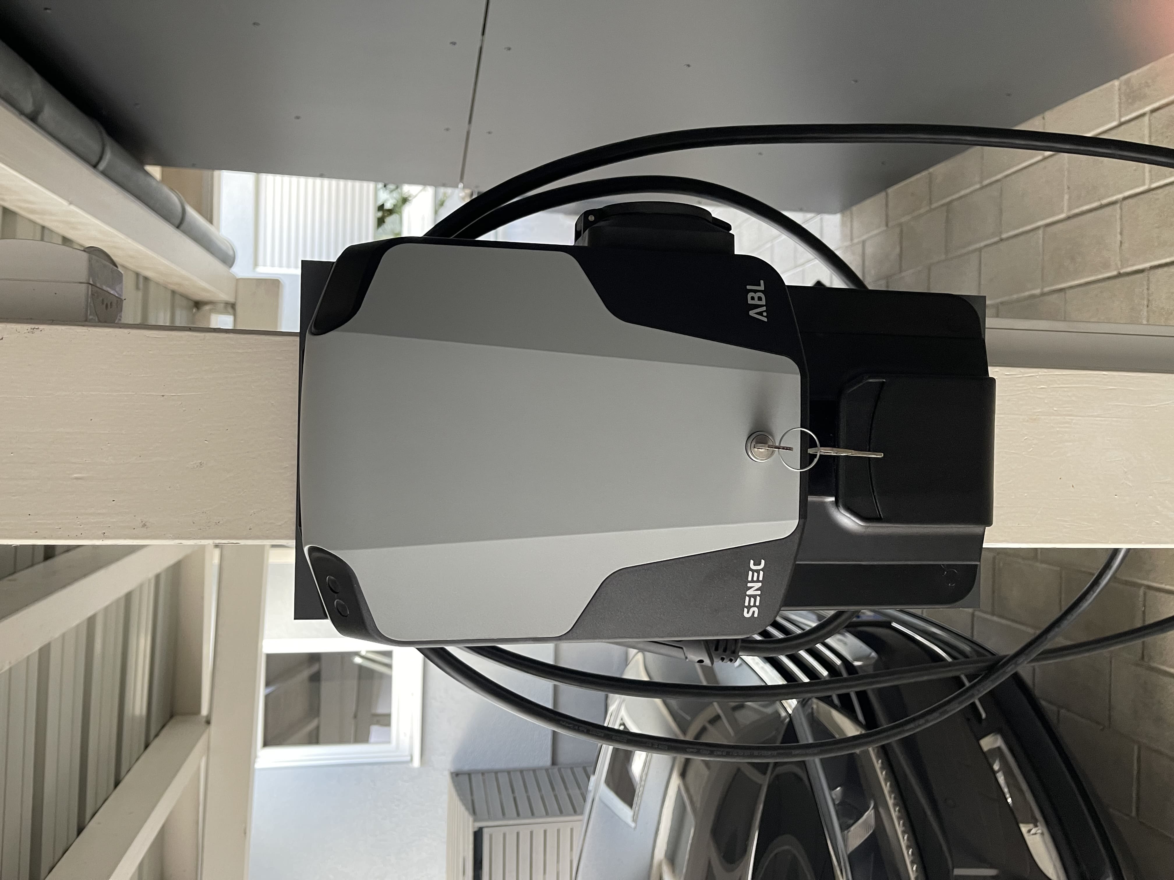 SENEC-Wallbox in einer Garage mit Elektroauto, installiert von SEB-Solar