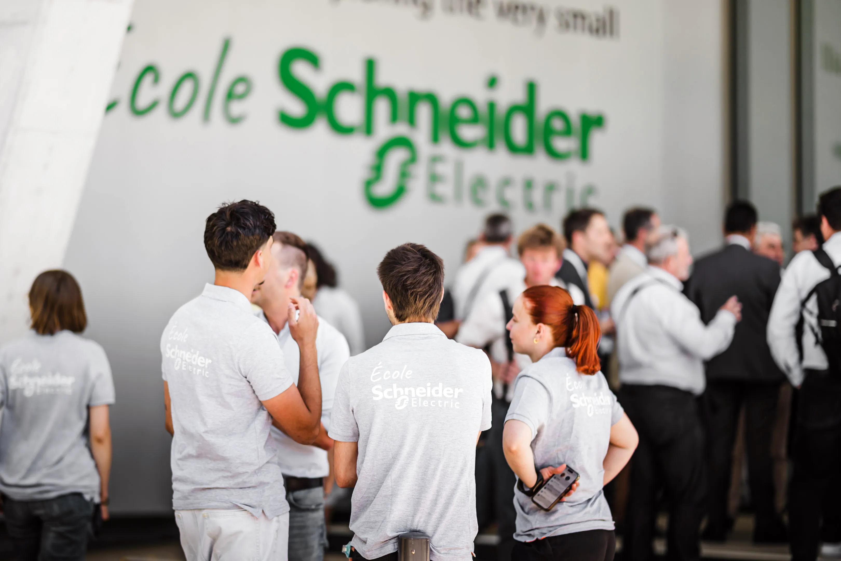 Invités et collaborateurs réunis lors de l’inauguration de l’École Schneider Electric