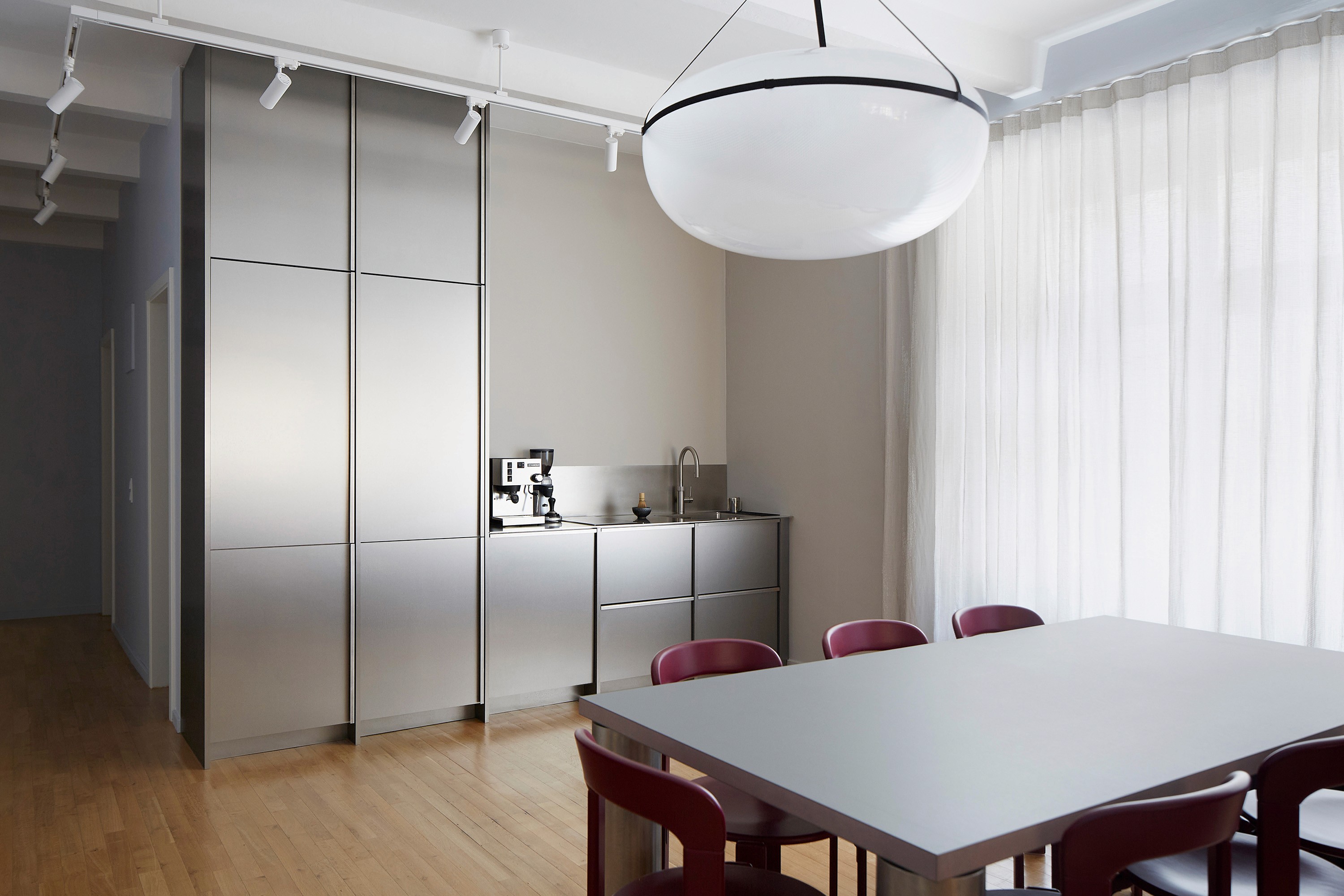 ffene Community-Küche im Büro als zentraler Treffpunkt für Austausch und Zusammenarbeit