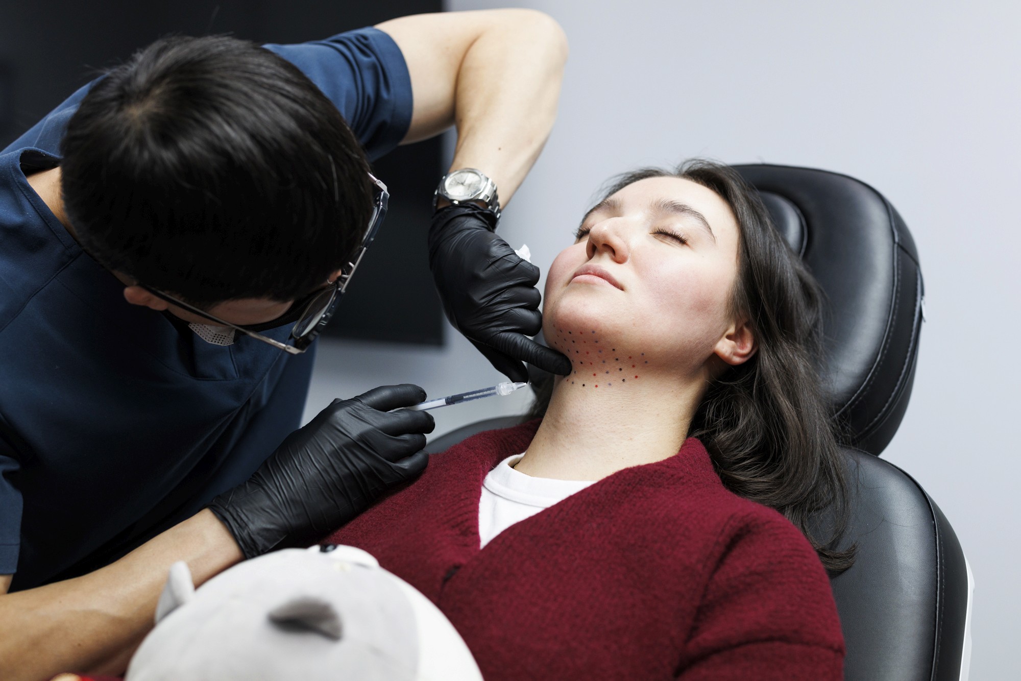 Deux collègues esthéticiennes à la réception de la clinique