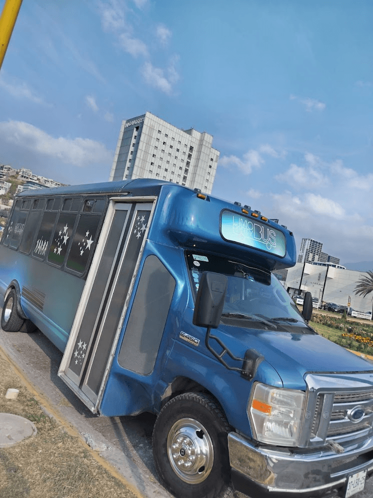 Limo Party Bus azul en Monterrey estacionado para evento de quinceaños