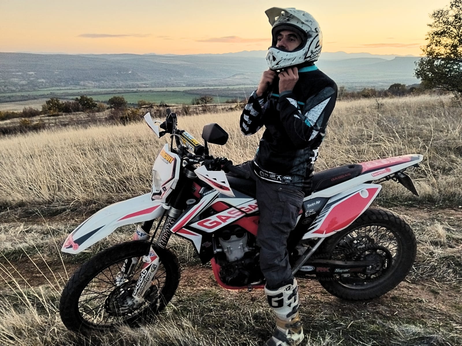 A man standing with Sufboard