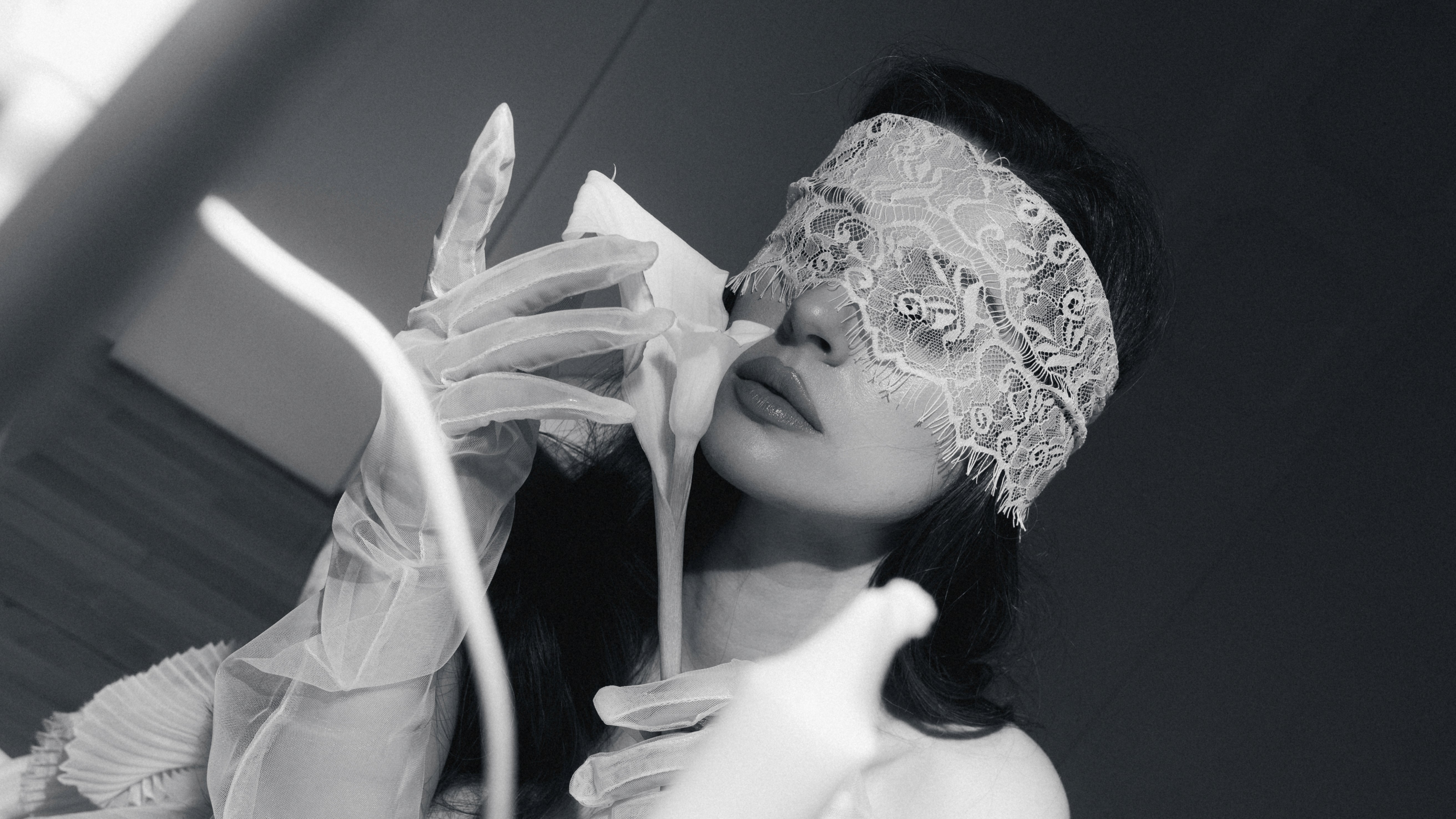 Portret alb-negru de mireasă cu mănuși transparente și accesorii fashion, fotografie de nuntă editorială cu influențe high fashion.