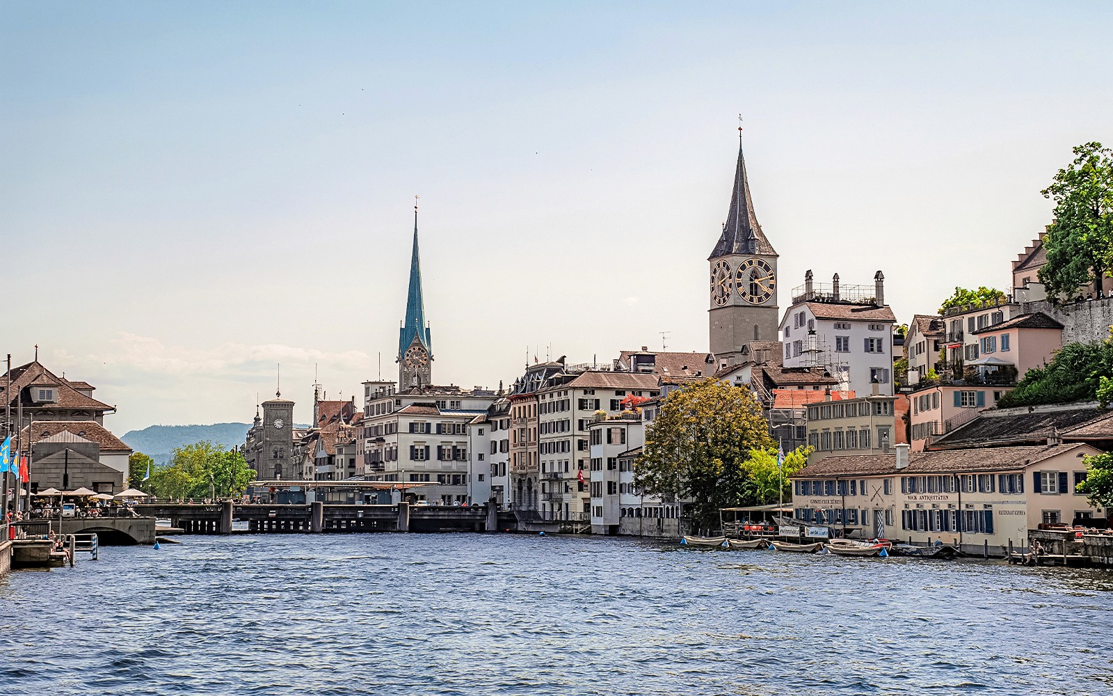 苏黎世市景，历史建筑和教堂钟楼沿利马特河分布。
