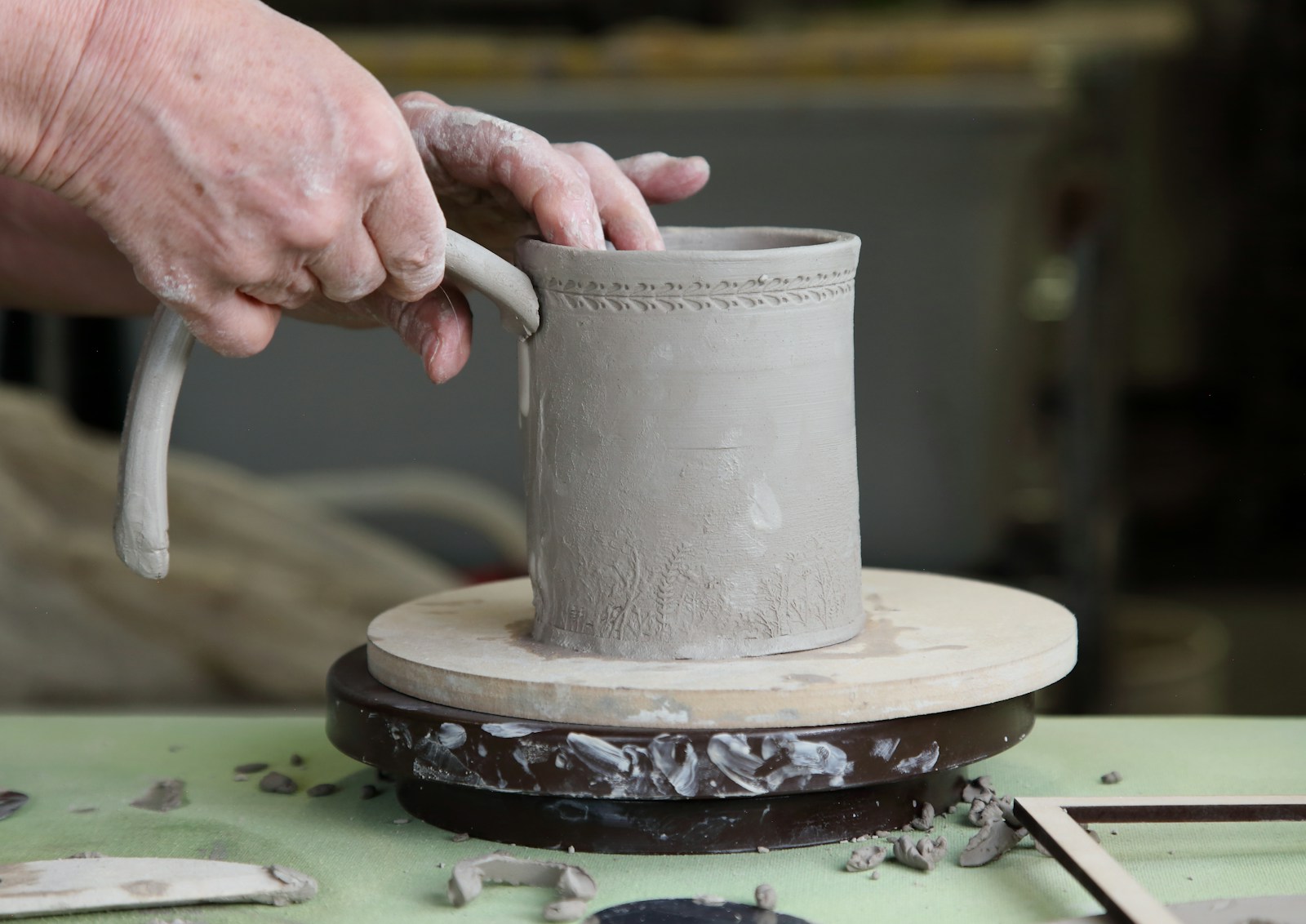 Tasse en cours de façonnage sur le tour