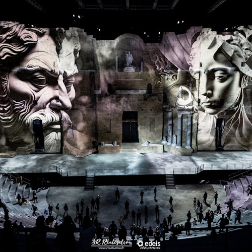 Một bức tranh các thần thánh trên tường sân khấu