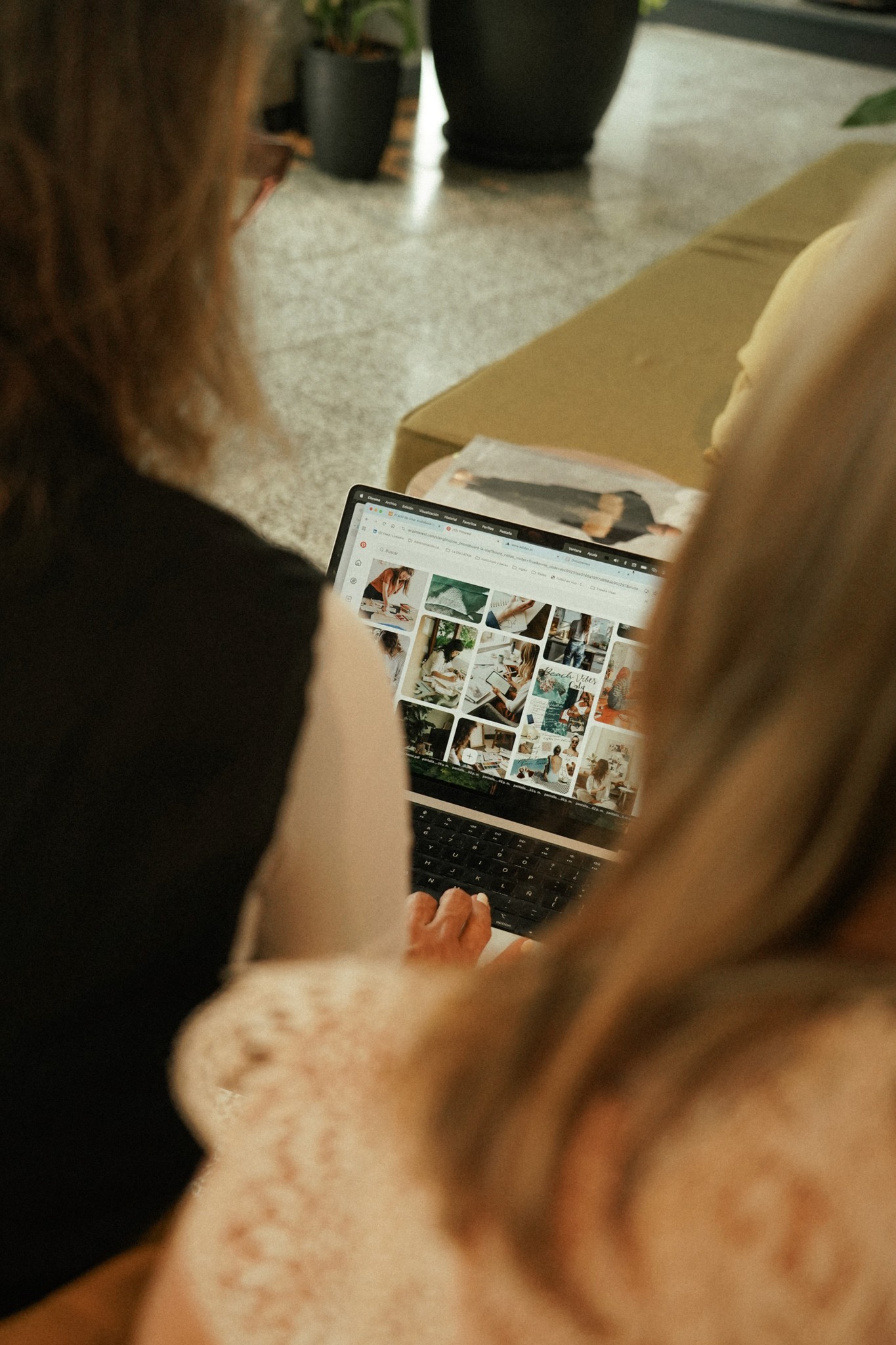 Mujeres trabajando mirando una pantalla de computadora