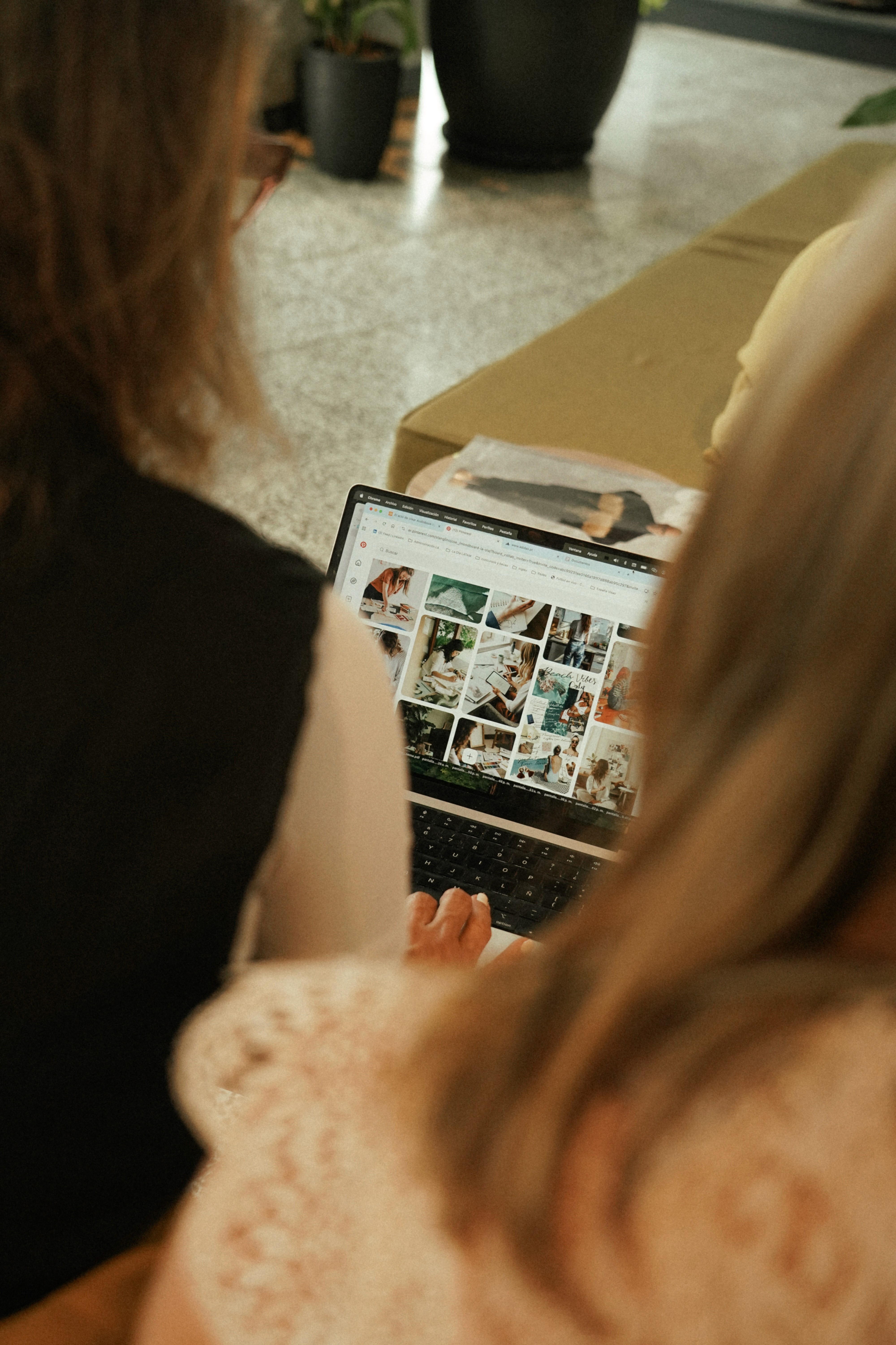 Mujeres trabajando mirando una pantalla de computadora