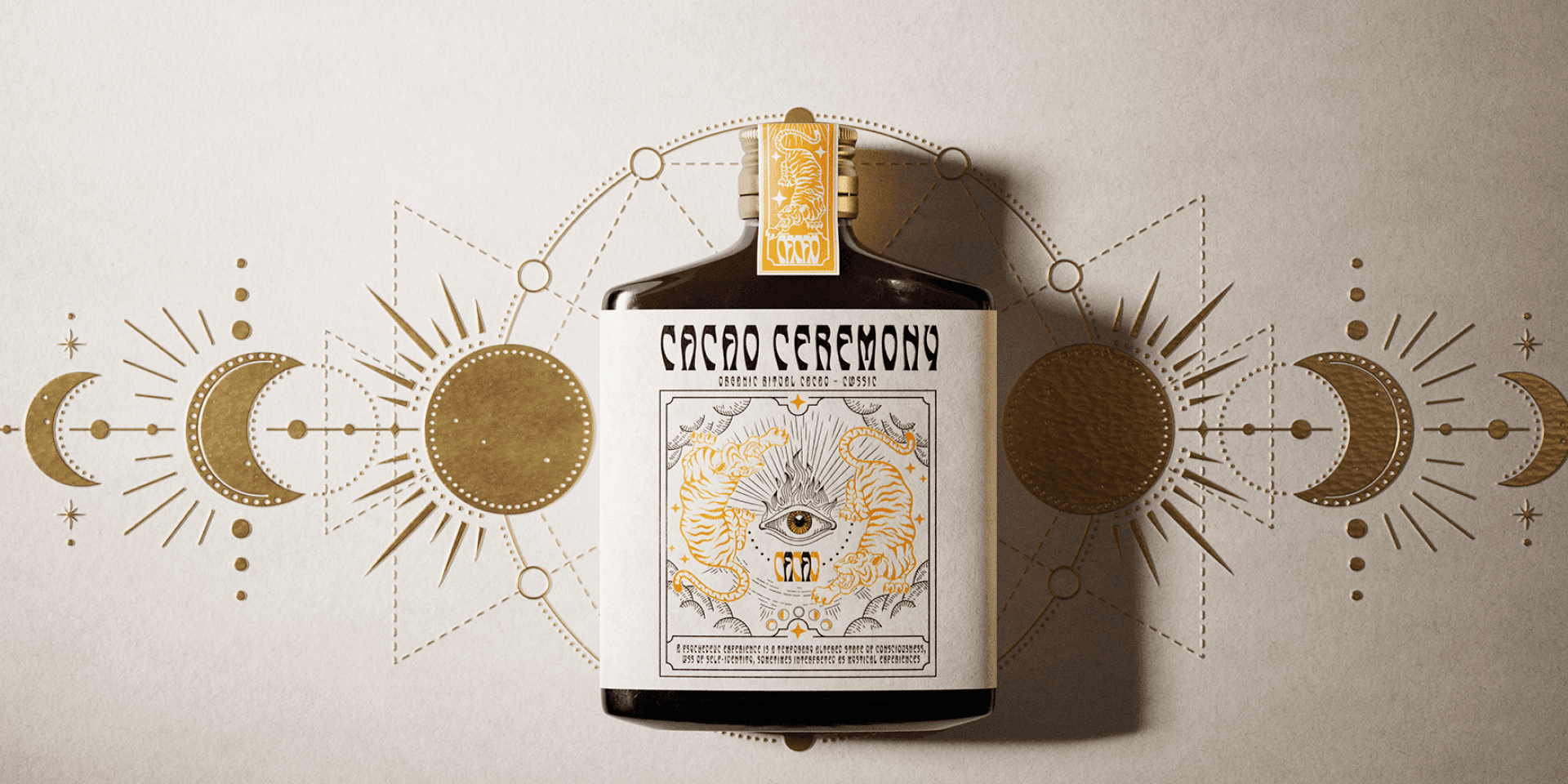 Markenwelt Cacao Ceremony – dunkle Glasflasche mit Sonne-Mond-Etikett vor mystischer Linien-Illustration in Gold.