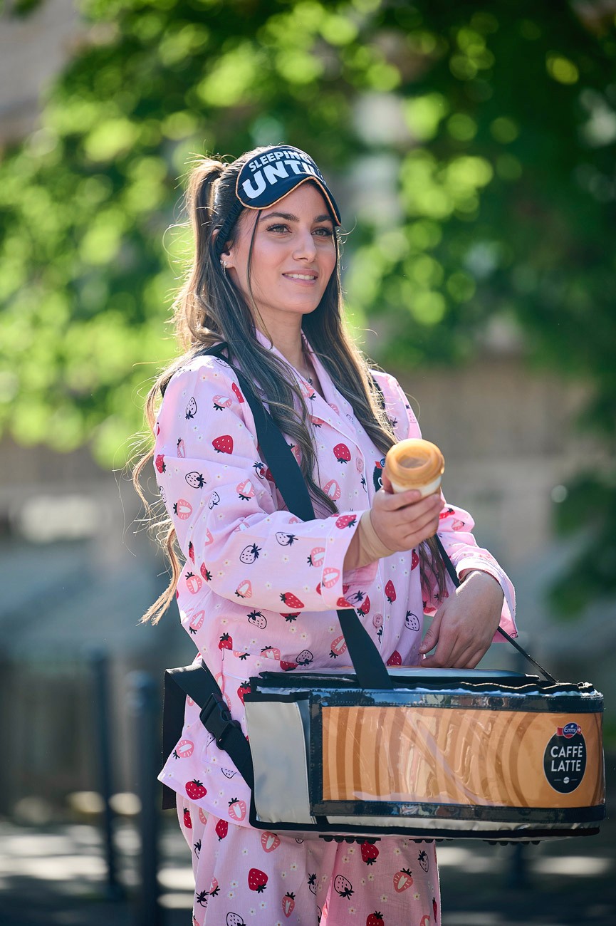 Wettkampfhalle mit vielen Fans und blauer Beleuchtung