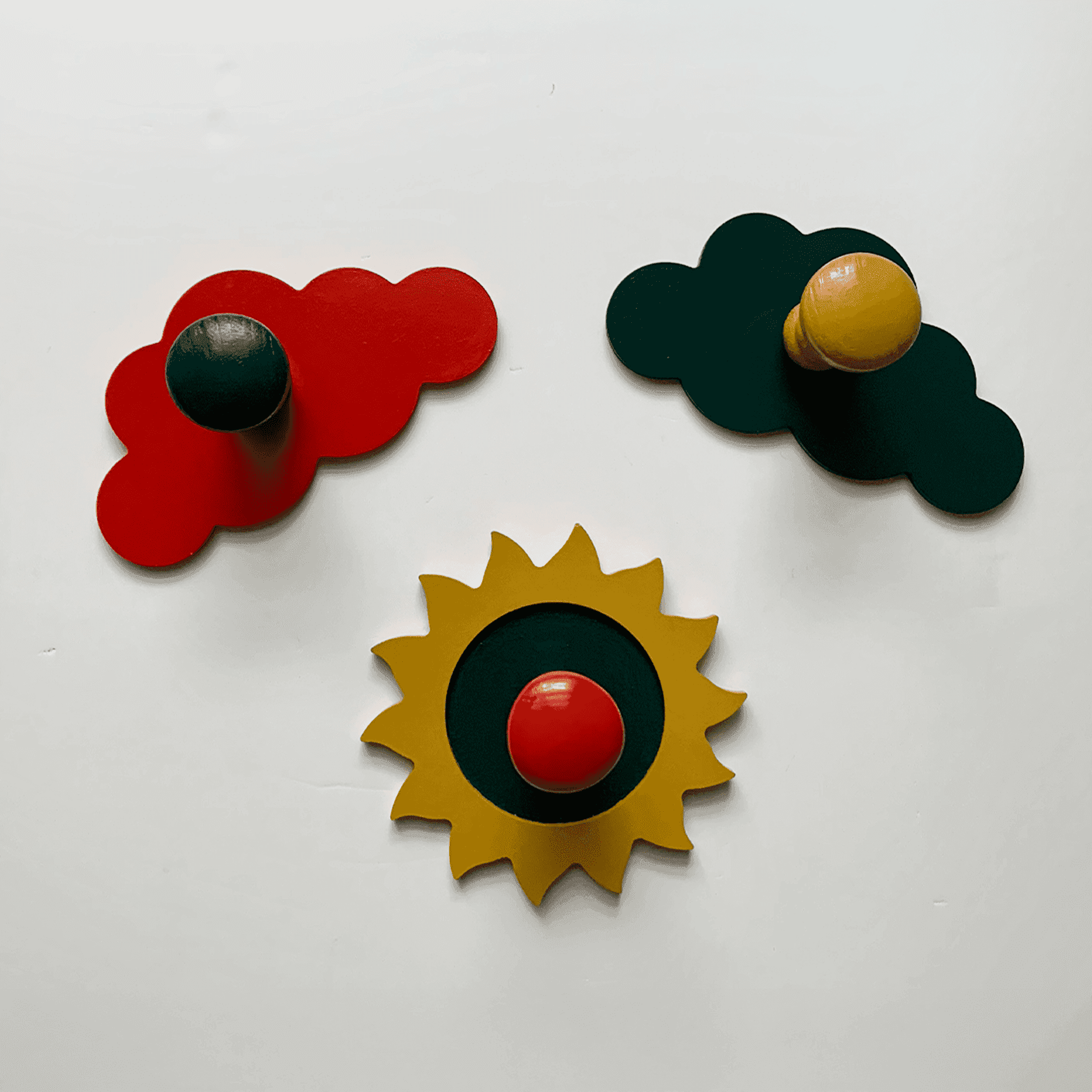 Photo de trois petits portes manteaux fait main.