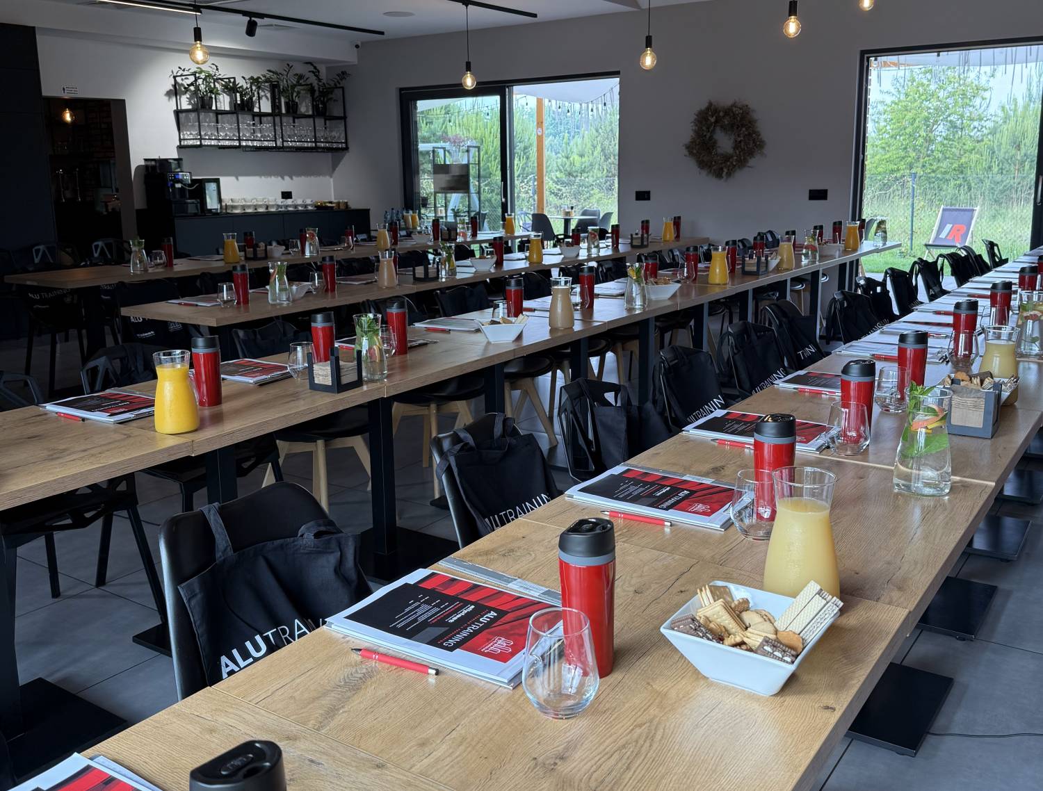 Sala szkoleniowa w Niedźwiedzia 25 przygotowana na spotkanie firmowe dla przedsiębiorstw z Wielkopolski