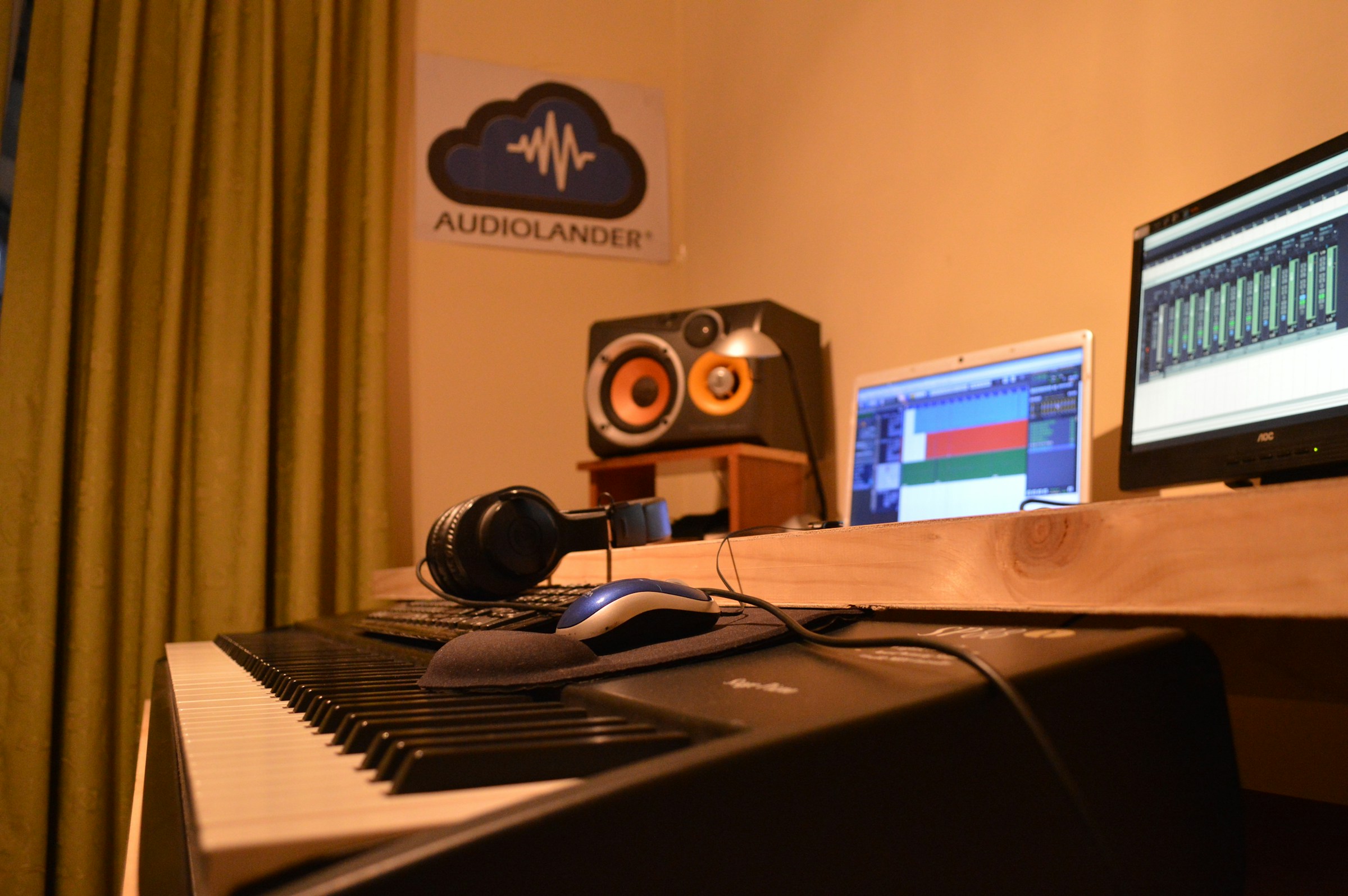 studio at home - Bedroom Music Producer