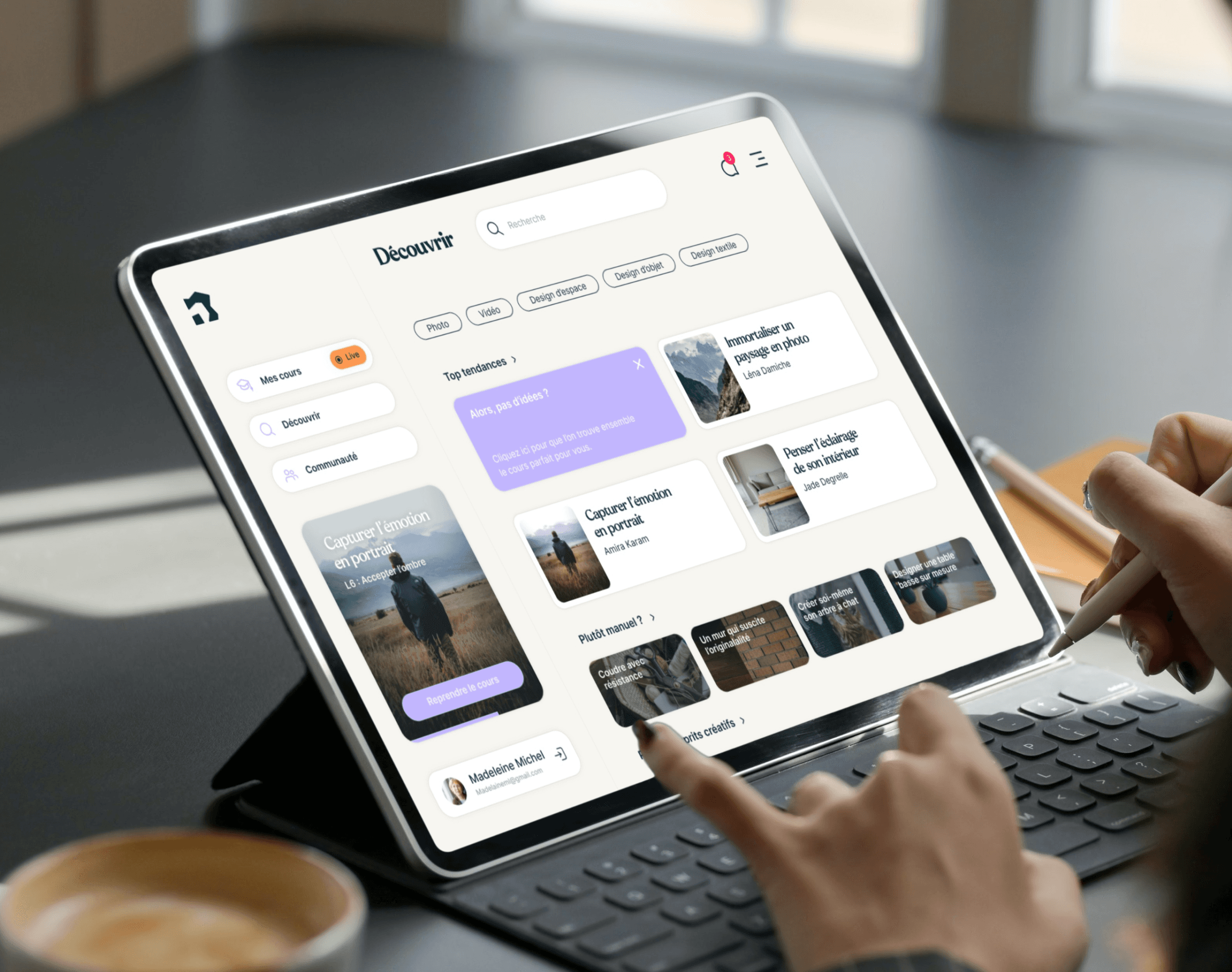 Interface de la plateforme Le Troisième Atelier affichée sur une tablette, utilisée par un senior pour suivre des cours en ligne.