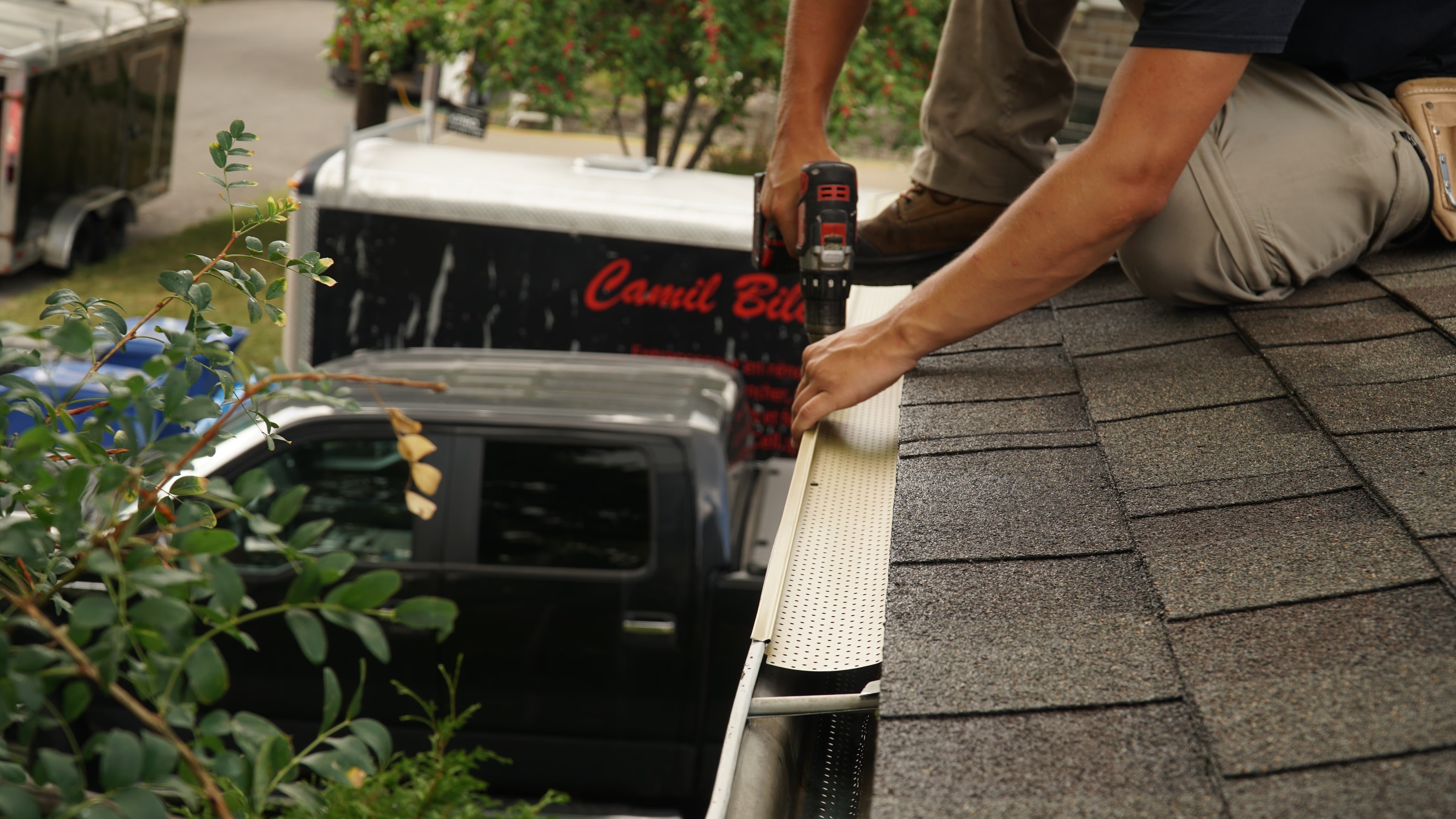 Débouchage de gouttières pour éviter les obstructions et fuites