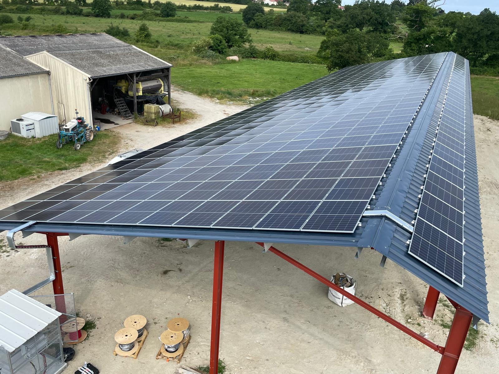 Installation de panneaux photovoltaïques sur toiture à Verrières en Clisson, 145 kWc.