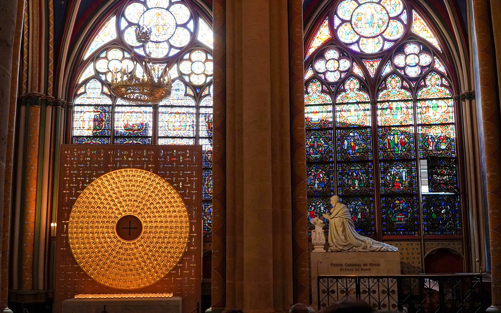 Glassmalerier og statue inne i Notre Dame-katedralen, Paris.