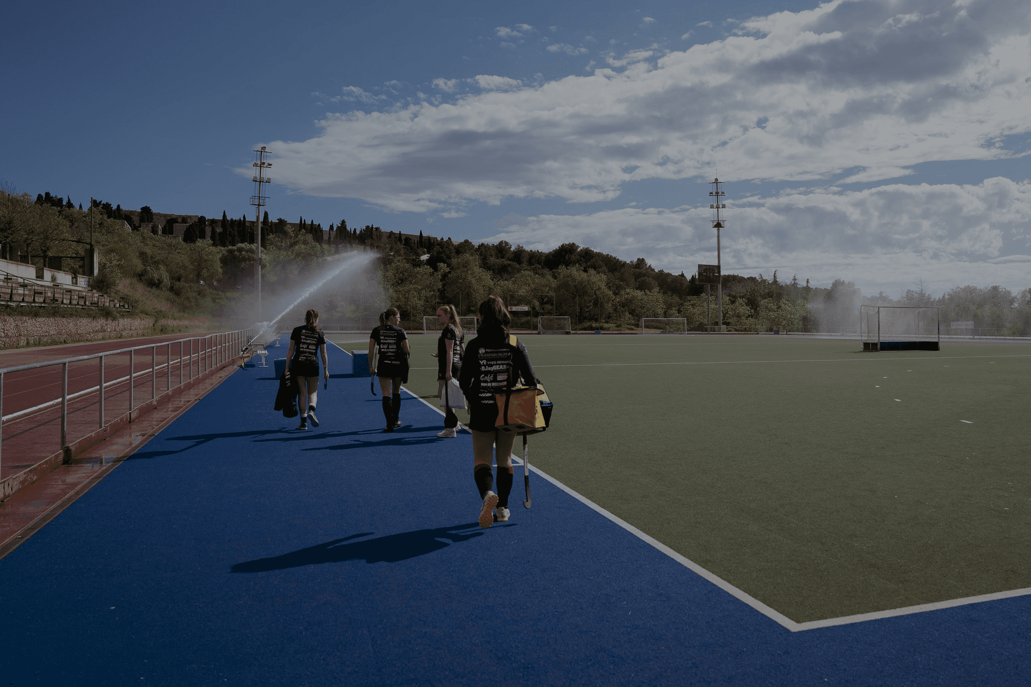 Nederlands hockeyteam betreedt trainingsveld op Montjuïc in Barcelona