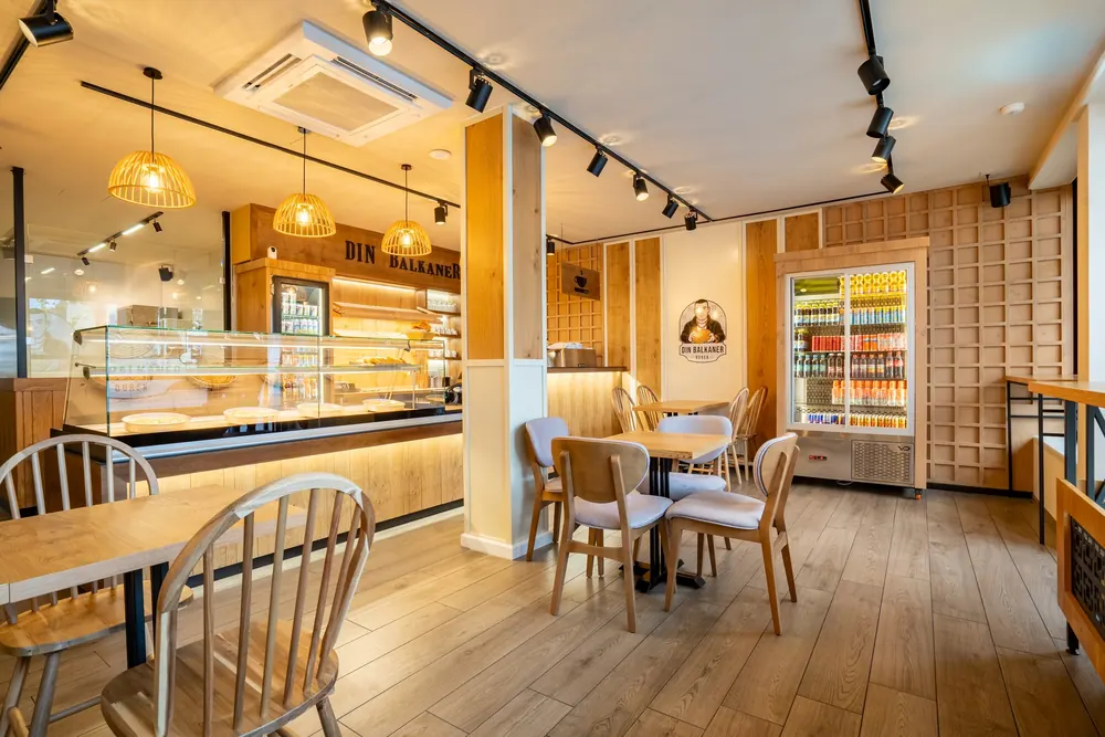 Theke und Gastraum von Din Balkaner, Burek-Bäckerei in Zürich