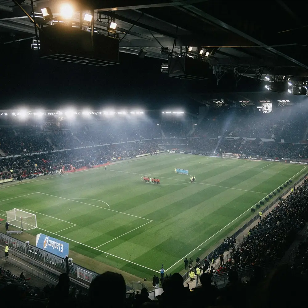 En fotbollsstadion under en match