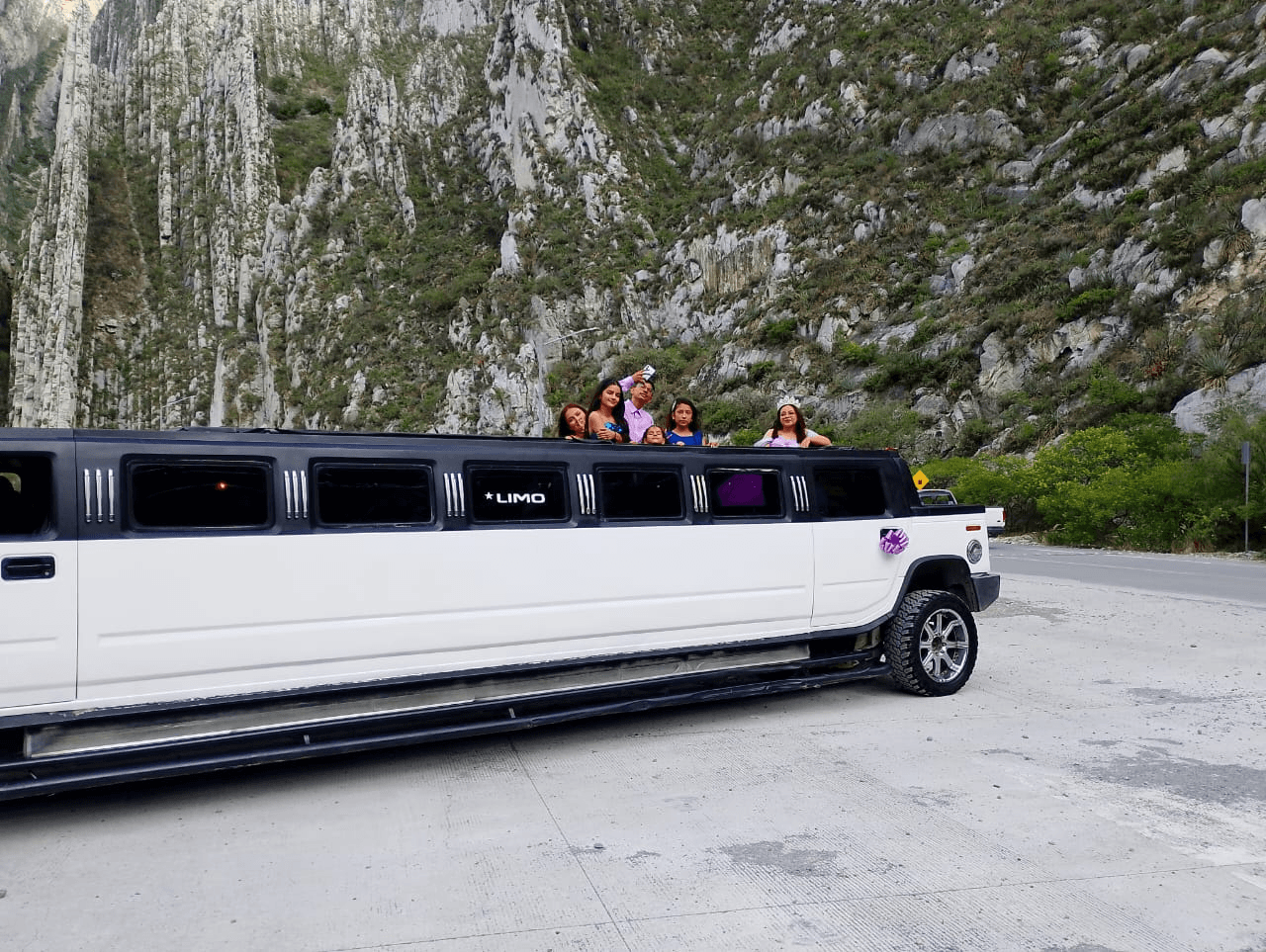 Limosita Hummer blanca en Monterrey estacionada para evento de quinceaños