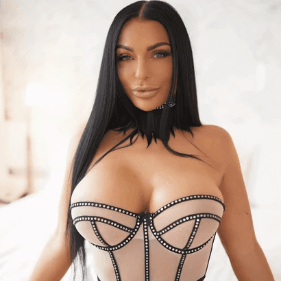 Mujer en bikini rosa recostada boca abajo en una piscina, capturada desde una perspectiva superior con agua cristalina de fondo.