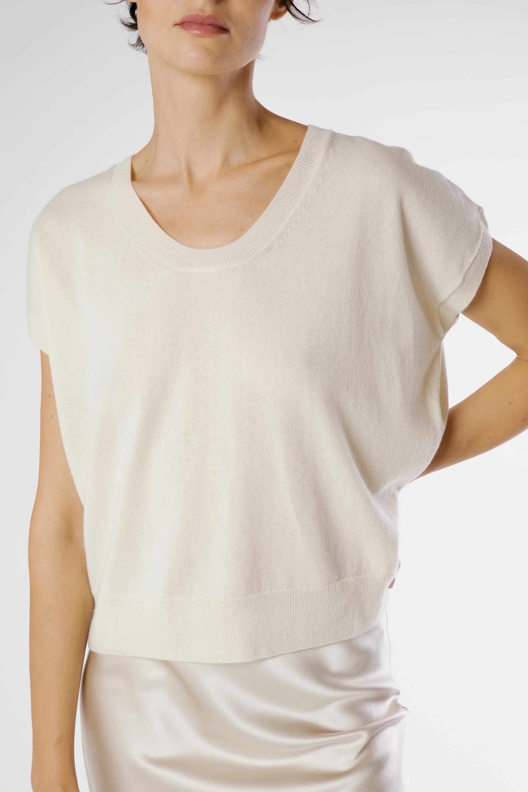 Close-up detail of the Hamlet Cashmere Pullover Lapponia highlighting the ultra-soft pure cashmere knit and fine finishing.