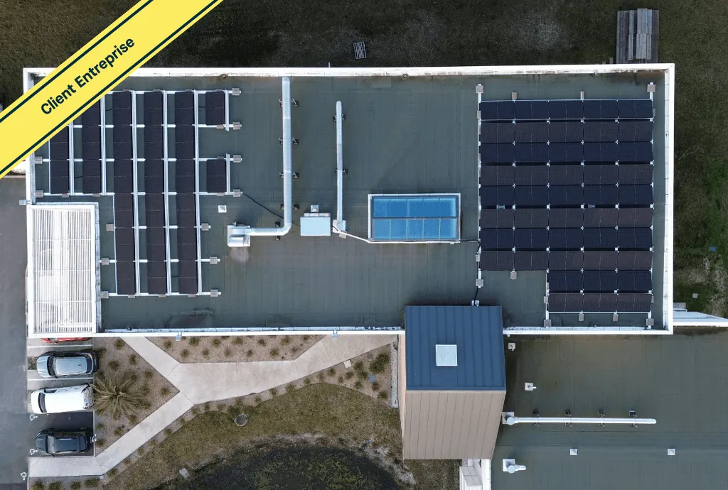 Photo d'un toit à Mérignac équipée de panneaux photovoltaïques dont l'installation a été faite par Moon Énergie, powered by Solarock.