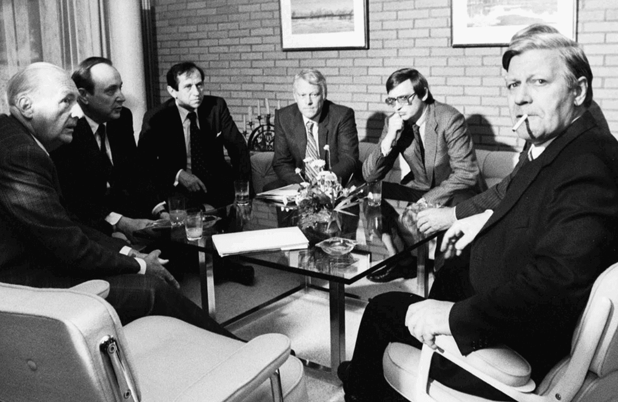 Isometrische Zeichnung eines Bauprojekts mit mehreren Gebäuden und markierten Strukturen in Rot