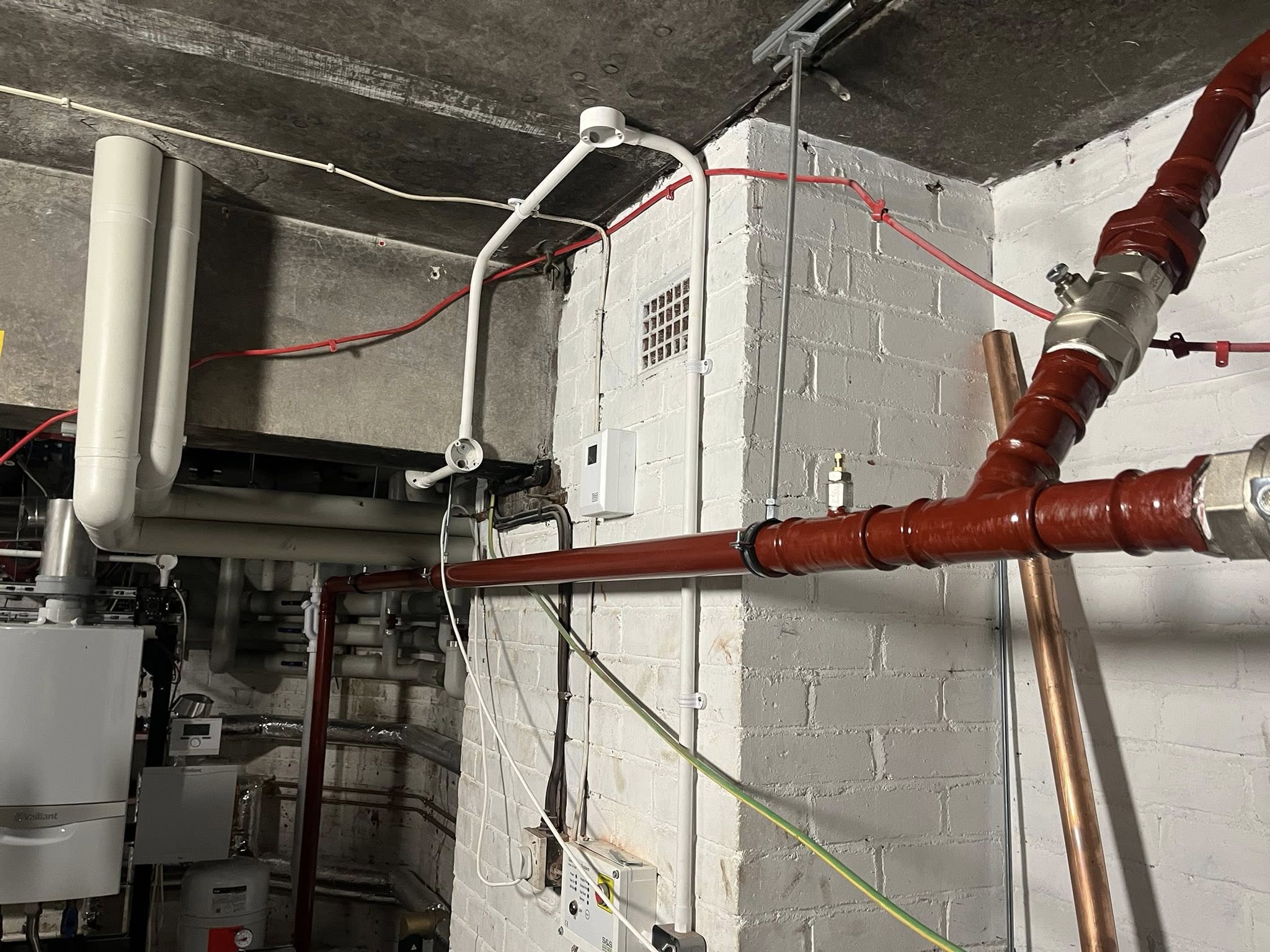 a roof with a triangle shaped window on top of it