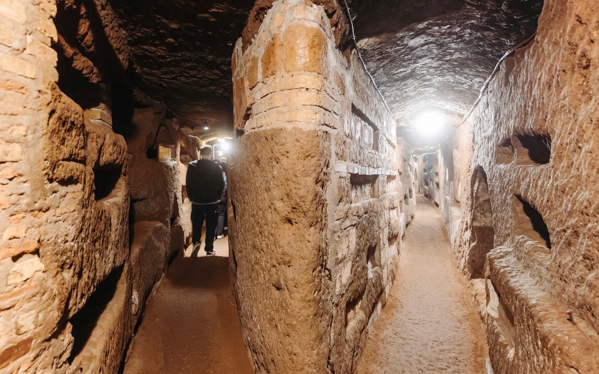 罗马地下墓穴走廊,游客们正在探索古老的通道。