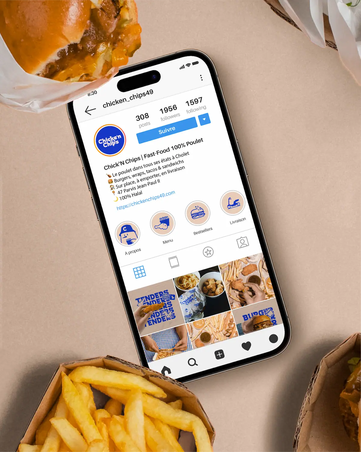 Mockup du profil Instagram de Chicke'n Chips affiché sur smartphone, entouré de burgers et frites, montrant le feed et les highlights de la marque.