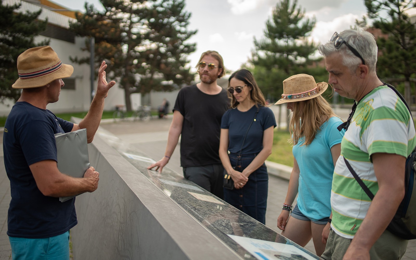 Turguide forklarer historisk sted til en gruppe i Berlin under en tur om Det tredje riket og andre verdenskrig.