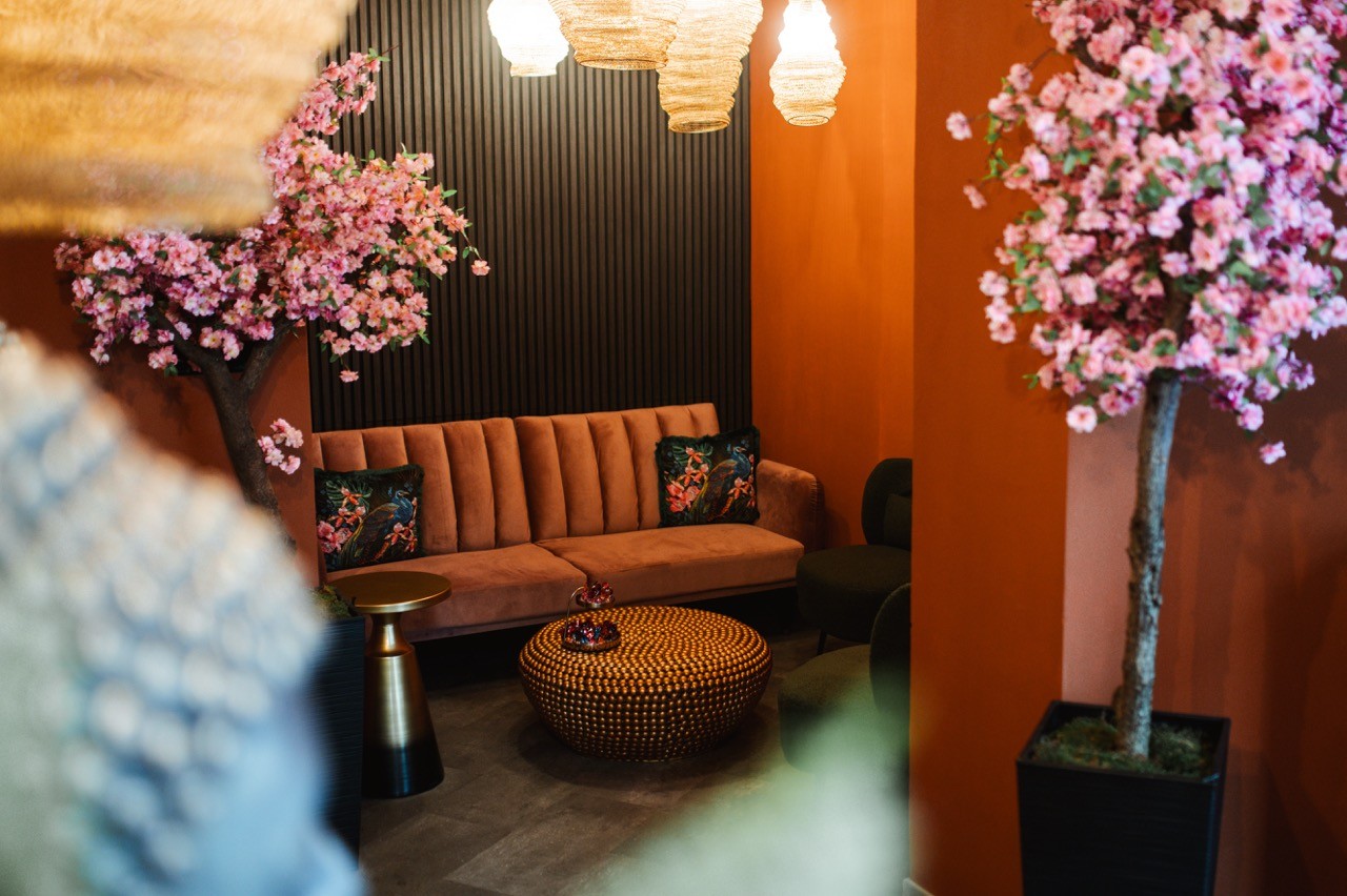 Komfortní čekací zóna v Liberci pro klienty s pohodlným křesly v relaxačním salonu LAYA Spa Ritual