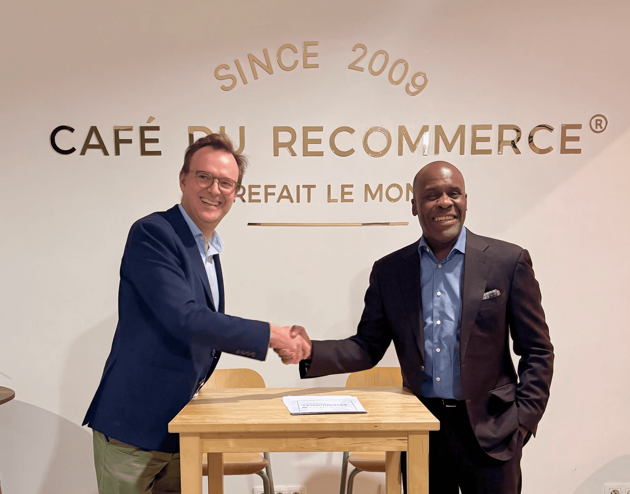 Augustin Becquet (PDG de Recommerce) et Jeffrey Rogers (PDG de Liftforward) se serrent la main.