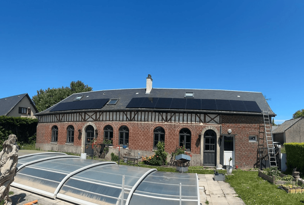 Photo d'une maison à Louvetot en France équipée de panneaux photovoltaïques dont l'installation a été faite par Solarock.